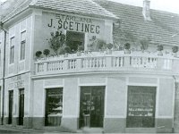 Ulica Vladimira Nazora 2 Kuća je građena na prijelazu 19. u 20. stoljeće izrazitih secesijskih oblika  Kuća je građena na prijelazu 19. u 20. stoljeće izrazitih secesijskih oblika. Obrtnik Josip Šćetinec (gradonačelnik Petrinje od 1922. do 1927. godine) u ovoj je kući 1904. godine otvorio trgovinu staklenom robom, a u drugoj polovici 20. stoljeća ovdje je bila poznata petrinjska slastičarnica obitelji Behadin. Kuća je danas u vlasništvu obitelji Koljnrekaj.